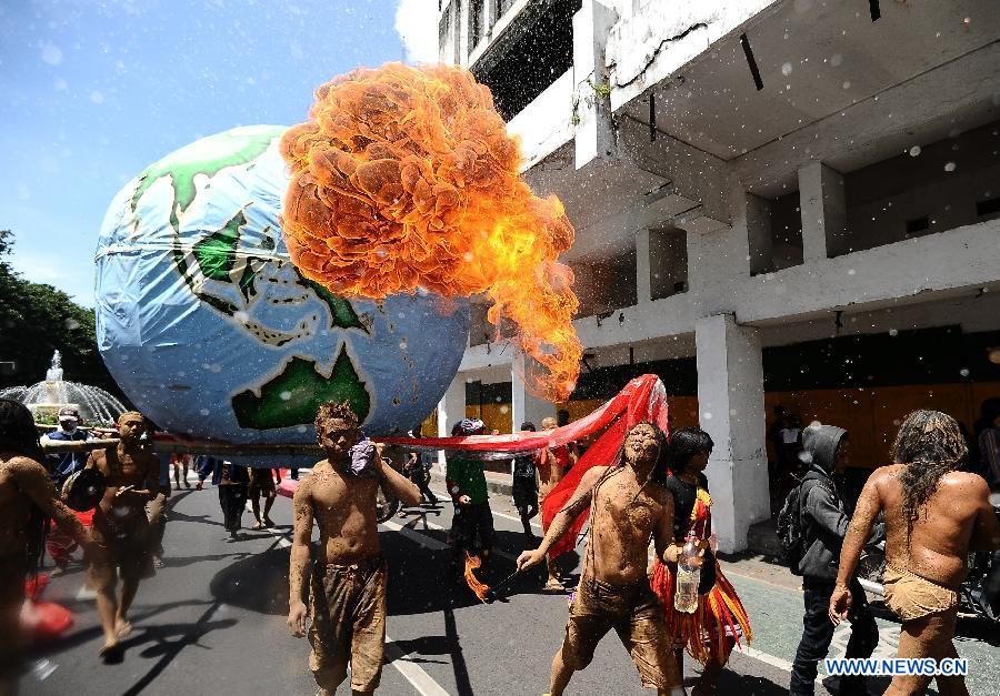 Des activistes environnementaux participent à une parade pour célébrer la 43e édition de la Journée mondiale de la terre à Surabaya, en Indonésie, le 22 avril 2013.(Xinhua/Liang Sen)