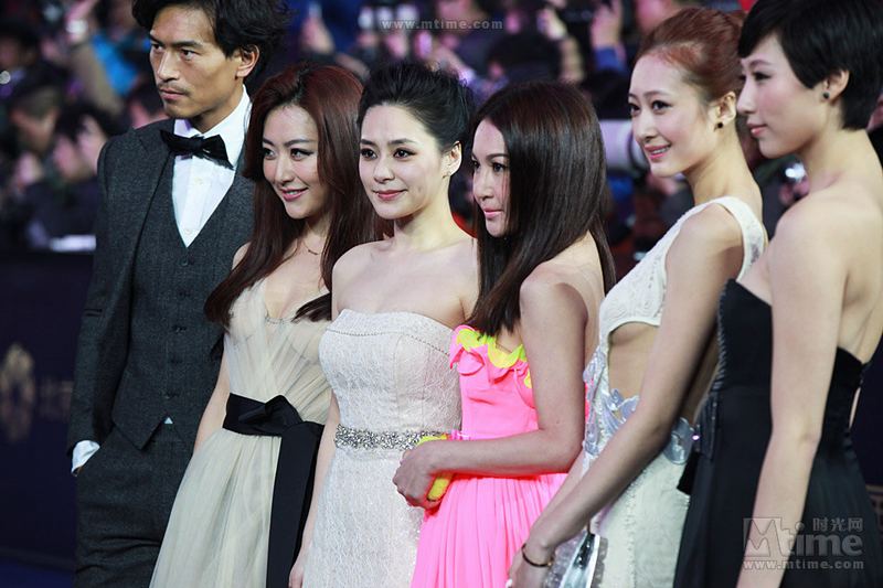 Les actrices hongkongaises Gillian Chung (3e à gauche) et Irene Wan (3e à droite)