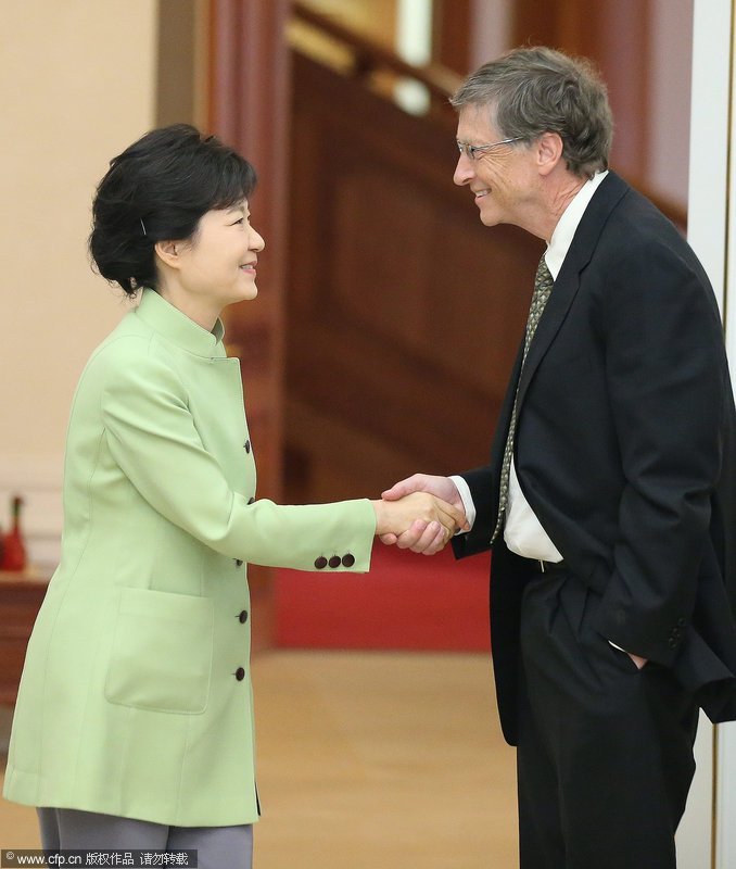 Le 22 avril 2013, Bill Gates salue Park Geun-Hye, la présidente de la Corée du Sud. 