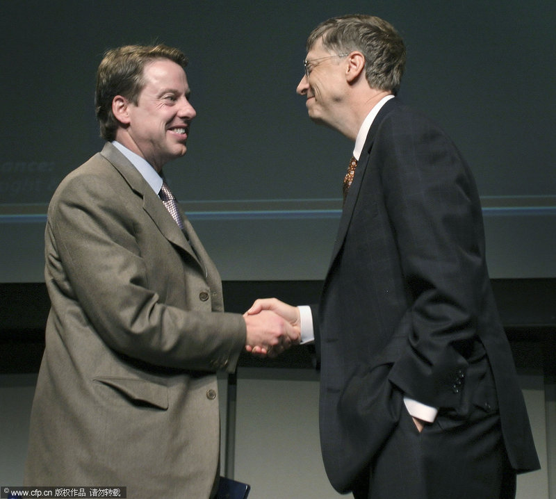 Le 29 avril 2005, Bill Ford, le président-directeur général de Ford Motor Company et Bill Gates se serrent la main