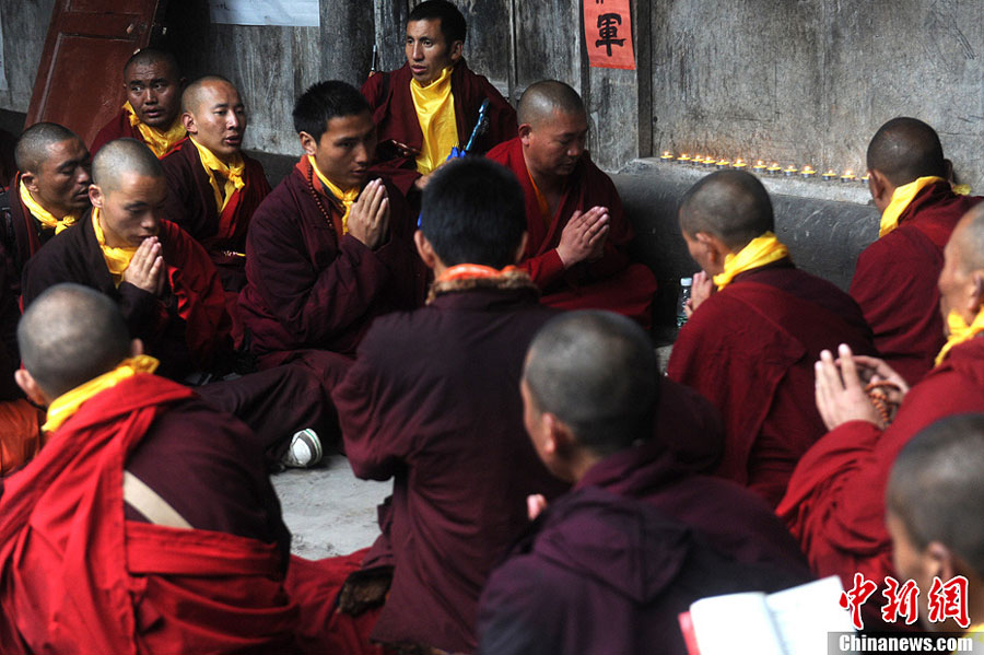 Des associations de bouddhistes et de taoïstes prient pour les victimes du séisme (7)