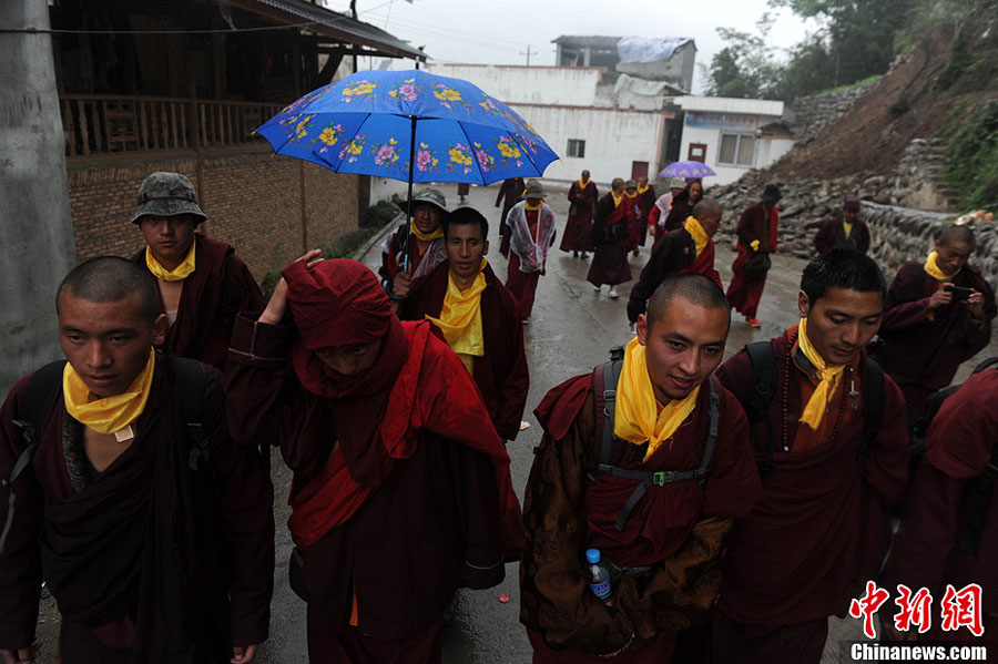 Des associations de bouddhistes et de taoïstes prient pour les victimes du séisme (6)