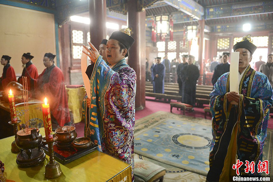 Des associations de bouddhistes et de taoïstes prient pour les victimes du séisme (2)