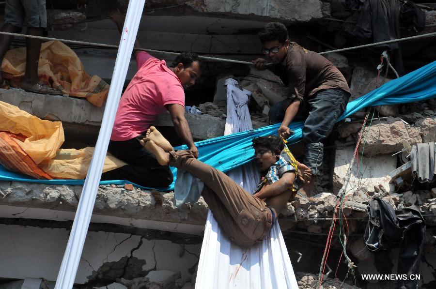 Un centre commercial s'effondre au Bangladesh, tuant au moins 50 personnes  (2)