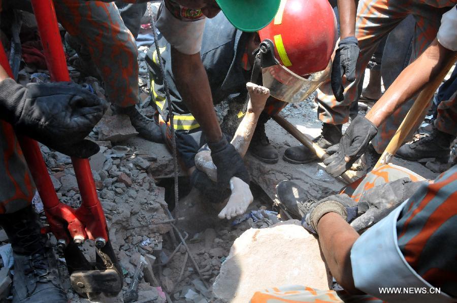 Un centre commercial s'effondre au Bangladesh, tuant au moins 50 personnes 