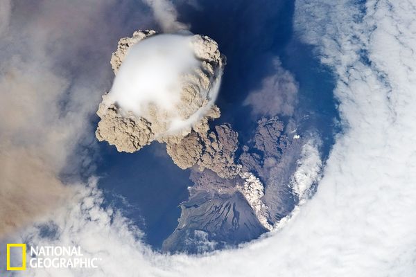 L'éruption du volcan Sarychev, Russie