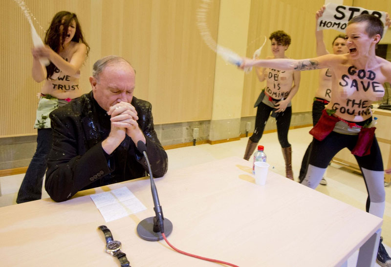 Les FEMEN topless manifestent contre un archevêque en Belgique