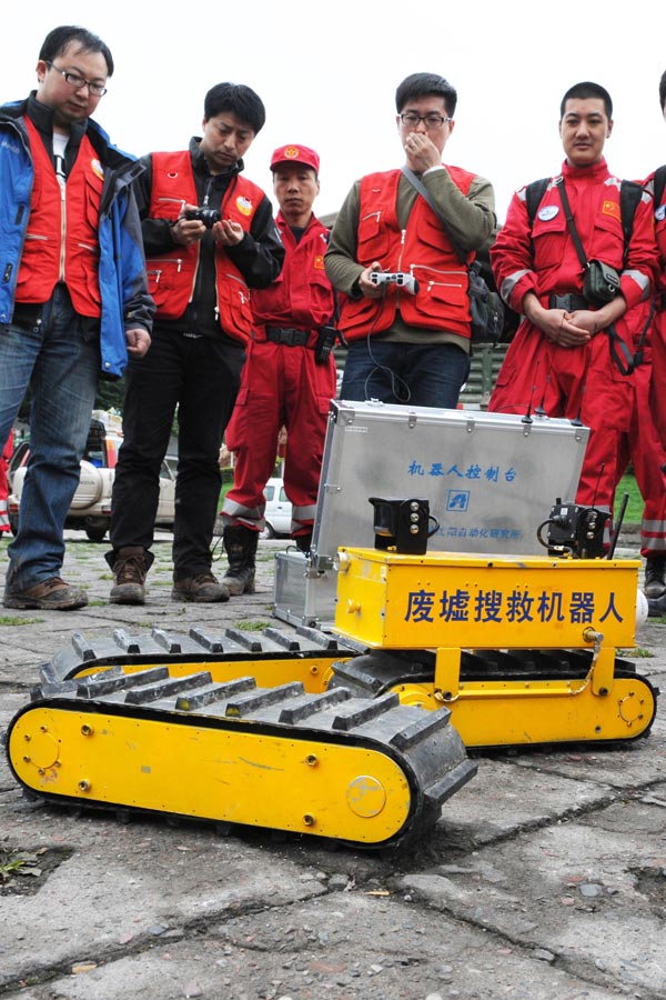 A Bifengxia (Ya'an), le personnel met le robot de recherche et de secours en œuvre. (Photo prise le 24 avril).