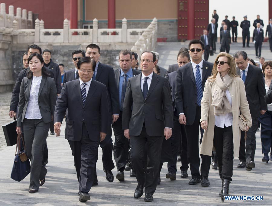 Le président français François Hollande visite le Musée du Palais Impérial à Beijing, le 26 avril 2013.