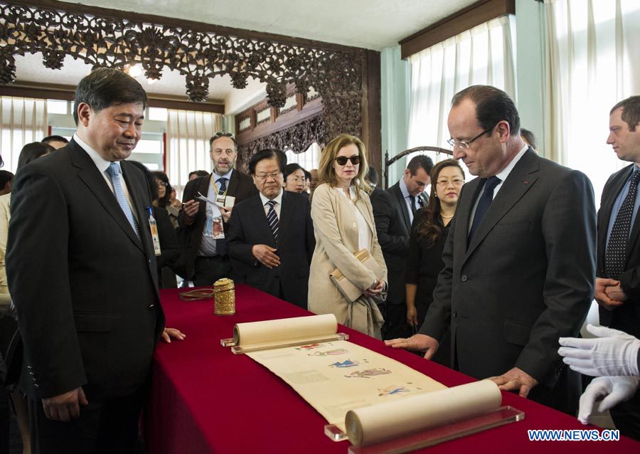 Le président français François Hollande visite le Musée du Palais Impérial à Beijing, le 26 avril 2013.