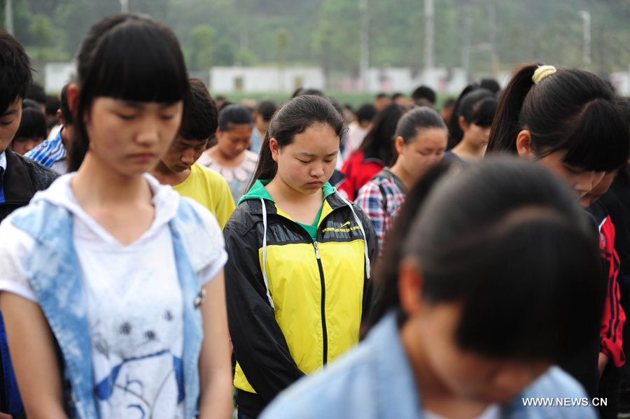 Séisme de Lushan : Deuil en hommage aux victimes du séisme (6)