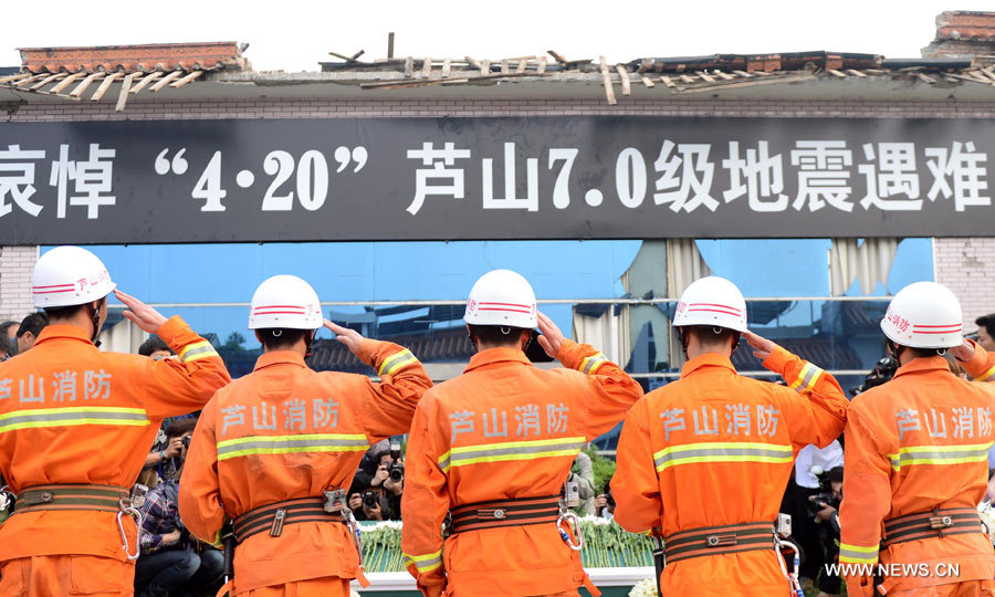 Séisme de Lushan : Deuil en hommage aux victimes du séisme (3)