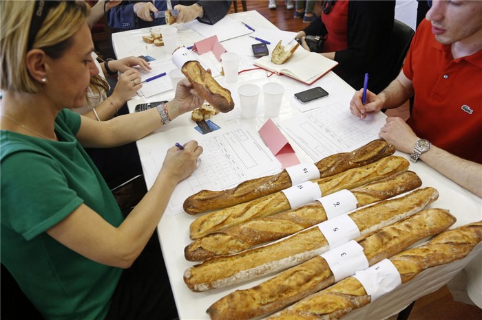 Les membres du jury dégustent et sélectionnent les baguettes qui sont en concurrence pour le prix annuel «Grand Prix de la Baguette de la Ville de Paris» (meilleure baguette de Paris 2013) à la Chambre Professionnelle des Artisans Boulangers Pâtissiers à Paris, le 25 avril 2013. [Photo/agences]