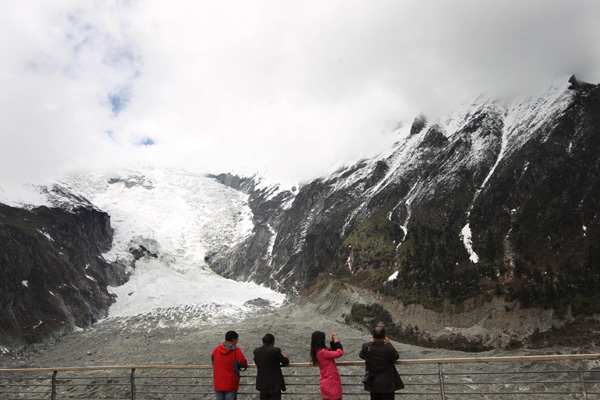 Des touristes sur le site de Hailuogou, dans la Province du Sichuan, le 26 avril. [Photo / Xinhua]