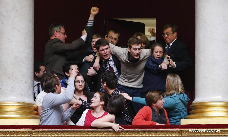 Le 23 avril, des opposants contre le mariage homosexuel à Paris, la capitale française. Le projet de loi Taubira, qui ouvre le mariage et l'adoption aux couples de même sexe, a été définitivement adopté mardi 23 avril à l'Assemblée nationale ( chambre basse du Parlement), par 331 voix pour et 225 voix contre. La France devient ainsi le quatorzième pays à ouvrir le mariage aux couples homosexuels, le neuvième en Europe.