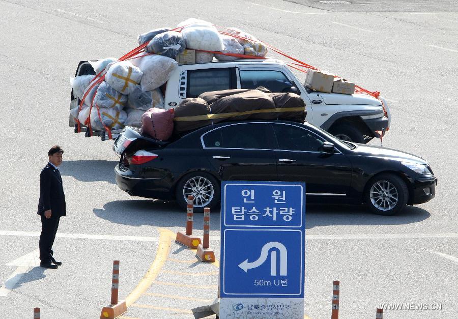 Le 27 avril au parc industriel de Kaesong. Le gouvernement sud-coréen conseille à tous ses ressortissants travaillant à Kaesong de quitter le parc industriel, selon une déclaration du ministre de l'Unification Ryoo Kihl-jae.