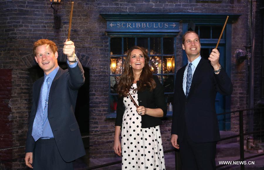 Le prince William, son épouse Kate et son frère le prince Harry ont inauguré vendredi les studios de cinéma récemment rénovés par Warner Bros à Leavesden, au nord de Londres, où les sagas Harry Potter et Batman ont notamment été tournées. (Photo: Xinhua/AFP) 
