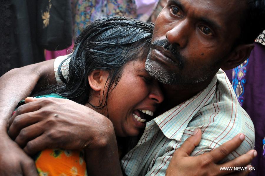 Le 27 avril, une femme en deuil pour son fils qui est disparu dans un effondrement d'un immeuble à Dacca. Un immeuble abritant des ateliers de confection s'est effondré le 24 avril près de Dacca, la capitale du Bangladesh, faisant au moins 352 morts et plus de 2 500 blessés, le pire accident industriel de l'histoire du pays.