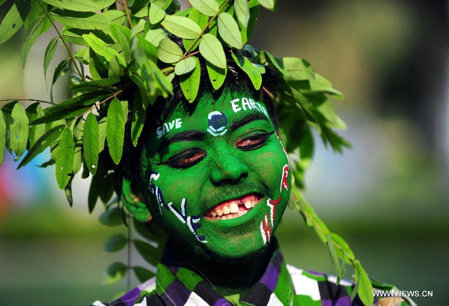 Le 22 avril, un homme se déguise en arbre dans le cadre de la 44e édition de la Journée mondiale de la Terre, à Allahabad en Inde. (Photo: Xinhua/AFP)