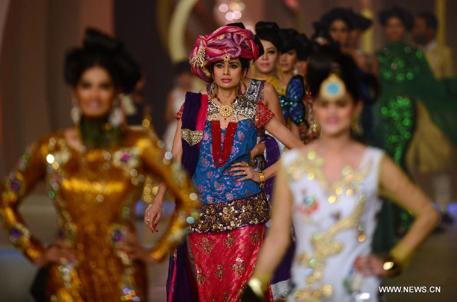 Le 25 avril, un mannequin présente des créations lors d'une semaine de la mode pour les nouvelles mariées, à Karachi, au Pakistan. (Photo: Xinhua/AFP)