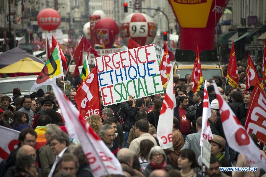 Des manifestants marchent dans les rues lors de la manifestation annuelle du 1er mai à Paris. (Xinhua/Etienne Laurent)