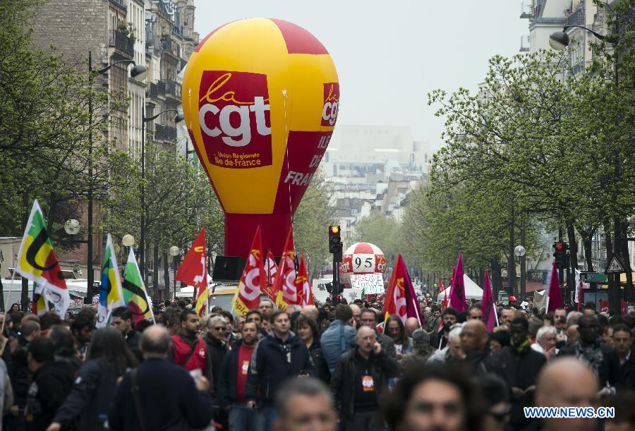 Des manifestants marchent dans les rues lors de la manifestation annuelle du 1er mai à Paris. (Xinhua/Etienne Laurent)