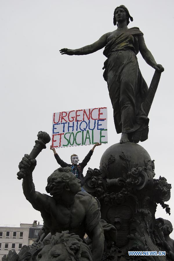 Un manifestant tenant une bannière participe à la manifestation annuelle du 1er mai à Paris. (Xinhua/Etienne Laurent)