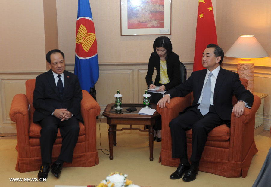 Le ministre chinois des AE rencontre le secrétaire général de l'ASEAN pour discuter de la coopération