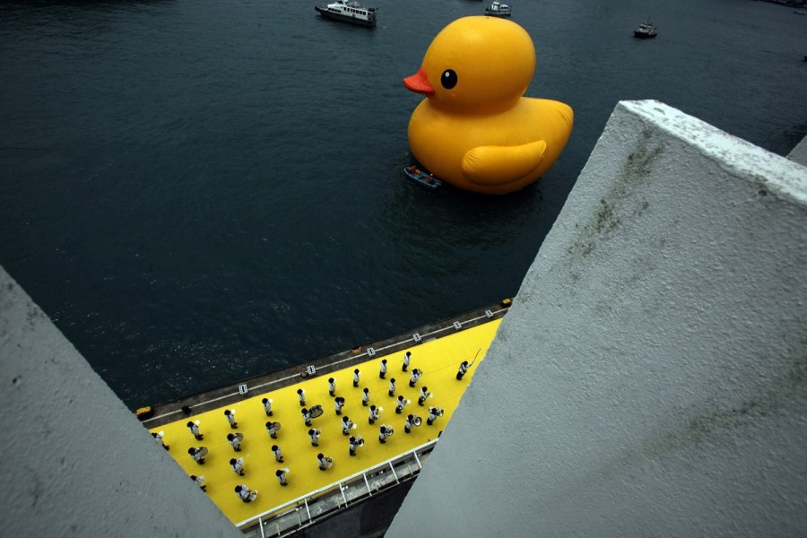 Le 2 mai au port Victoria de Hong Kong, un orchestre salue l'arrivée du canard en plastique de Florentijn Hofman. 