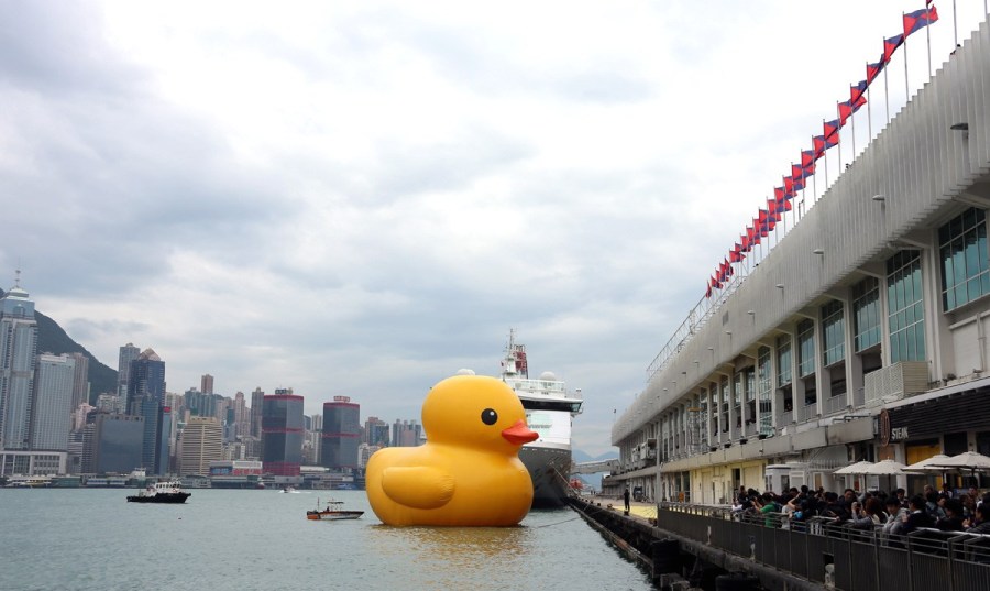 Le 2 mai au port Victoria de Hong Kong, des touristes se retrouvent devant le plus grand canard de bain du monde qui vient d'arriver à Hong Kong. (Photo : Xinhua/Lipeng)