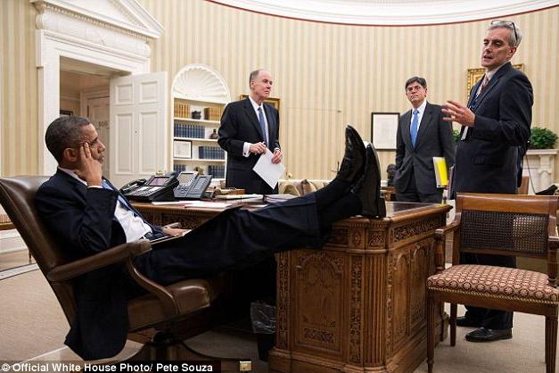 Barack Obama aime mettre les pieds sur la table… (14)