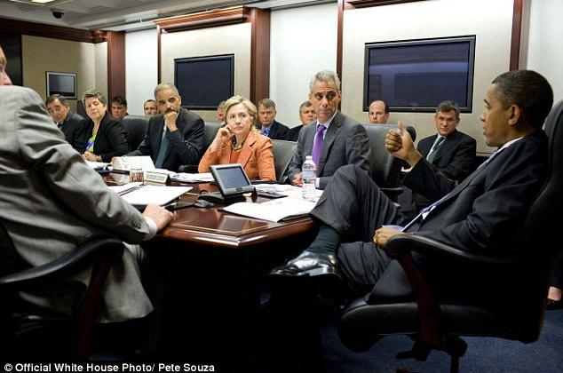 Barack Obama aime mettre les pieds sur la table… (8)