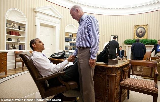Barack Obama aime mettre les pieds sur la table… (13)