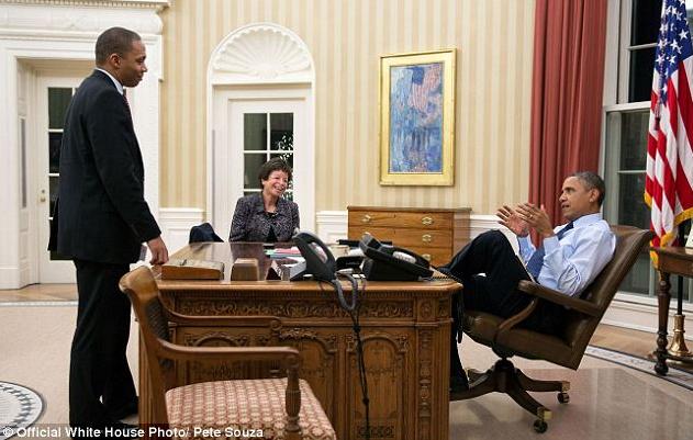 Barack Obama aime mettre les pieds sur la table… (11)