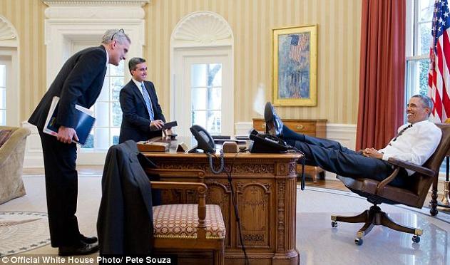 Barack Obama aime mettre les pieds sur la table… (2)