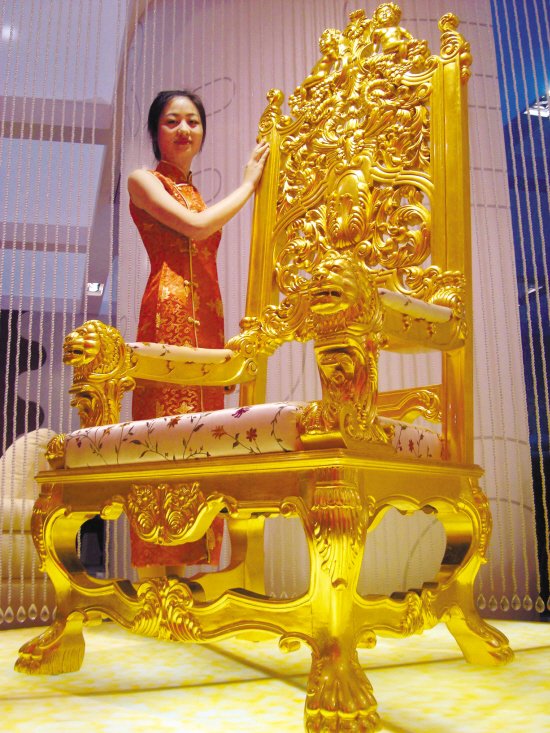 Un siège en bois haut de 189 cm et recouvert d'or,. Photo prise le 5 juin 2010 au Salon du meuble de Suzhou.