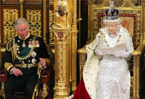 La Reine Elizabeth du Royaume-Uni(R) assise à côté du Prince Charles alors qu'elle lit le discours de la Reine à la Chambre des Lords, lors de la cérémonie d'ouverture du Parlement au Palais de Westminster à Londres, le 8 mai 2013. [Photo / agences]
