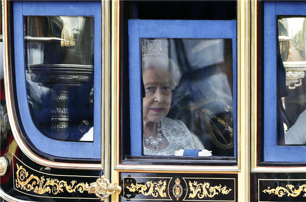 La Reine Elizabeth du Royaume-Uni revient en carrosse après avoir assisté à la cérémonie d'ouverture du Parlement à Londres, le 8 mai 2013. [Photo / agences]