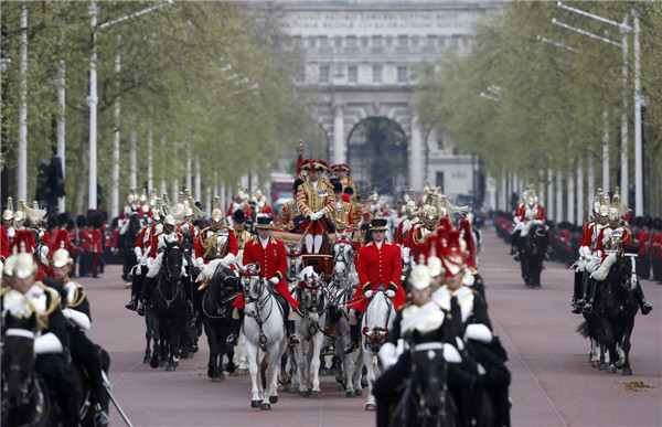 La Reine Elizabeth du Royaume-Uni (non visible) revient en procession vers Buckingham Palace après la cérémonie d'ouverture du Parlement, au Palais de Westminster à Londres, le 8 mai 2013. [Photo / agences]