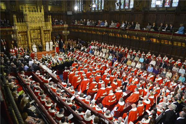 La Reine Elizabeth du Royaume-Uni prononce son discours lors de la cérémonie d'ouverture du Parlement à la Chambre des Lords, aux côtés du prince Philip, à Londres, le 8 mai 2013. [Photo / agences]