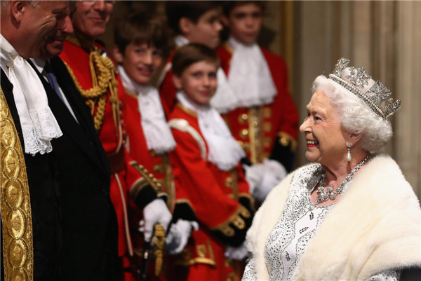 La Reine Elizabeth du Royaume-Uni part après la cérémonie d'ouverture du Parlement, au Palais de Westminster à Londres, le 8 mai 2013. [Photo / agences]