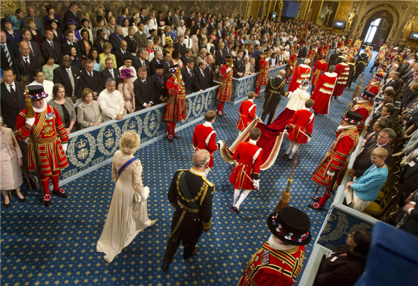 Le Prince Charles (à l'arrière à droite) et Camilla, Duchesse de Cornouailles (à l'arrière à gauche) marchent derrière la Reine Elizabeth de Grande-Bretagne (au centre à droite) et le Prince Philip (au centre à gauche) à leur arrivée pour la cérémonie d'ouverture du Parlement, au Palais de Westminster à Londres, le 8 mai 2013. [Photo / agences]