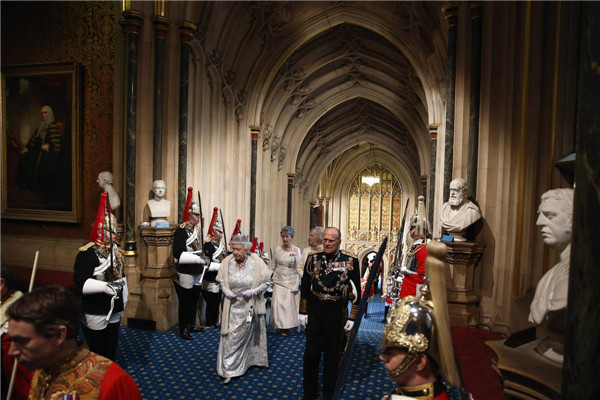 La Reine Elizabeth du Royaume-Uni (au centre à gauche) et le Prince Philip (au centre à droite) arrivent pour la cérémonie d'ouverture du Parlement, au Palais de Westminster à Londres, le 8 mai 2013. [Photo / agences]