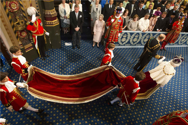 La Reine Elizabeth du Royaume-Uni (à droite) et le Prince Philip (2e à droite) arrivent pour la cérémonie d'ouverture du Parlement, au Palais de Westminster à Londres, le 8 mai 2013. [Photo / agences]