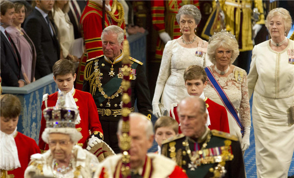 Le Prince Charles (au centre) et Camilla, Duchesse de Cornouailles (2e à droite) marchent derrière la Reine Elizabeth (devant, 2e à gauche) et le Prince Philip (devant à droite) à leur arrivée pour la cérémonie d'ouverture du Parlement, au Palais de Westminster à Londres, le 8 mai 2013. [Photo / agences]