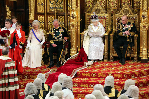 La Reine Elizabeth du Royaume-Uni (au centre) assise aux côtés du Prince Philip (à droite), du Prince Charles (2e à gauche) et de Camilla, Duchesse de Cornouailles, alors qu'elle lit le discours de la Reine à la Chambre des Lords, lors de la cérémonie d'ouverture du Parlement au Palais de Westminster à Londres, le 8 mai 2013. [Photo / agences]
