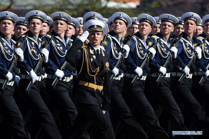 Des soldats participent à une parade de la Journée de la Victoire sur la place Rouge à Moscou, en Russie, le 9 mai 2013. Une grande parade a lieu jeudi sur la place Rouge pour marquer le 68e anniversaire de la victoire sur l'Allemagne nazie lors de la Grande Guerre patriotique.