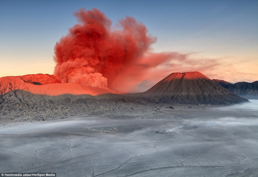 Le volcan Bromo entre en éruption en Indonésie