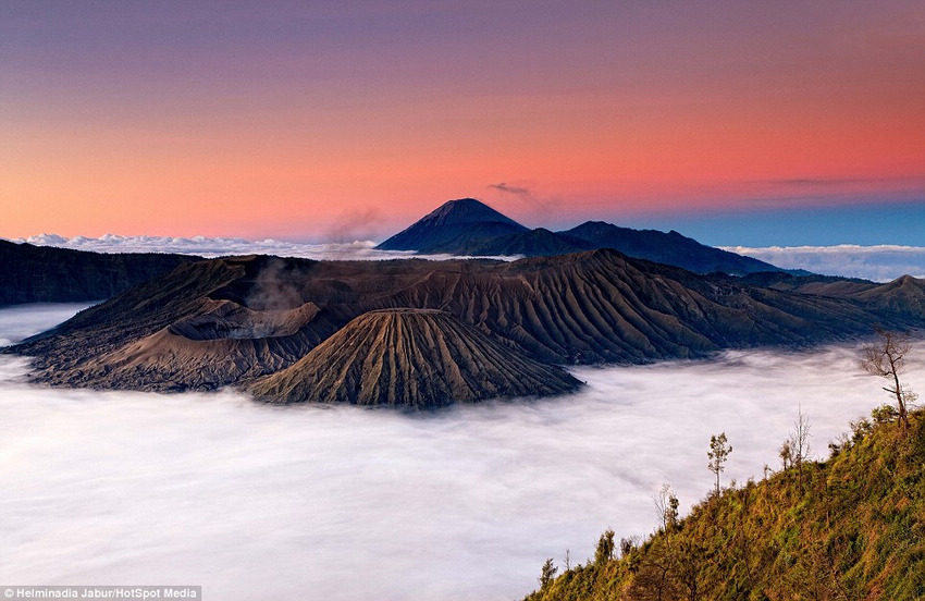 Le volcan Bromo entre en éruption en Indonésie (7)