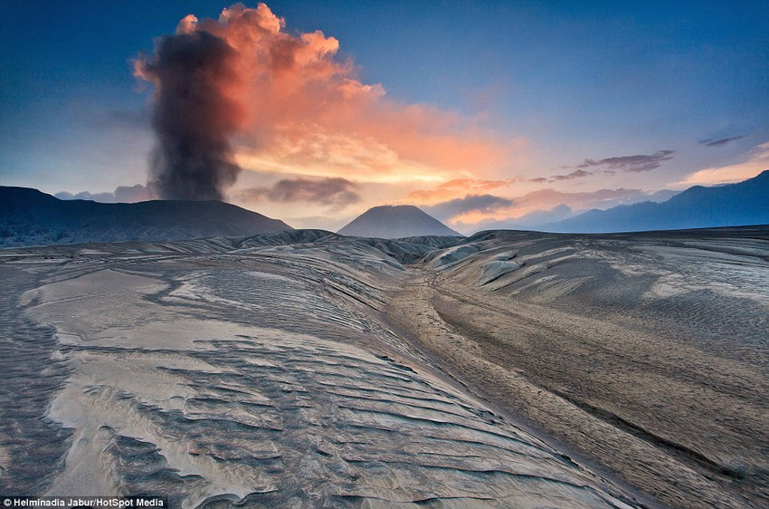 Le volcan Bromo entre en éruption en Indonésie (2)
